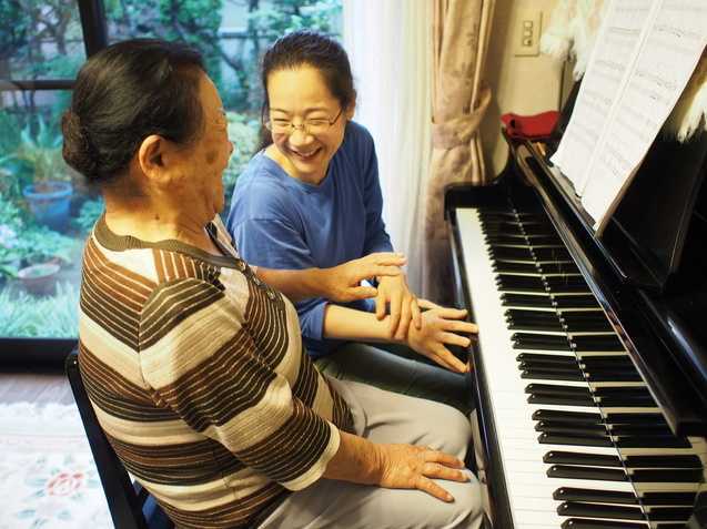 利用者様のご要望を叶えるため、ピアノが得意な介護士がピアノレッスンをすることも！
