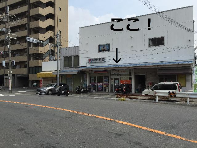事務所は大阪学院大学前の道路に面した目立つ場所です