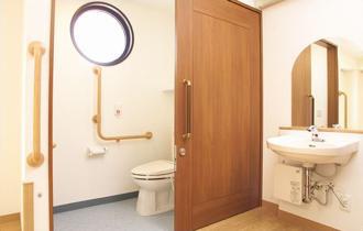 身体を支える手すりも設置された、各介護居室の広々としたトイレ