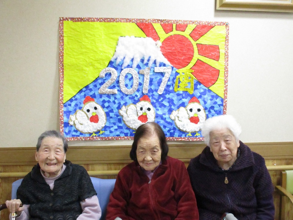  職員と一緒に年初めに干支にちなんだ作品を作成しています。2017年は「酉」をテーマに作品を作りました。可愛らしい三羽のニワトリと毎日見ている富士山がとても綺麗に出来ました。富士宮市の福祉展に出展致しました。