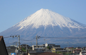 天気の良い日はわかみやからこんな綺麗な富士山が一望できます。ぜひ見に来てくださいね。