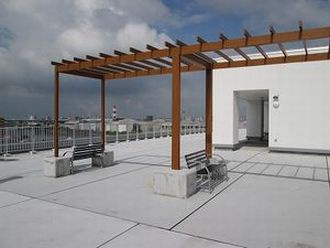 【屋上スペース】 海風を感じられるようにベンチを設置しています