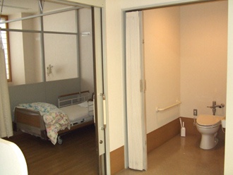 【4人部屋】 居室の入り口にはトイレを設置しています